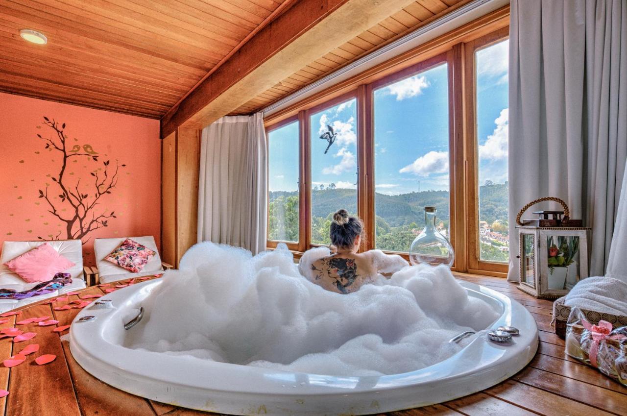 Quarto com Cama King-size e Banheira de Hidromassagem